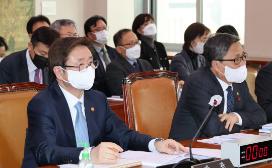 박보균 문화체육관광부 장관. 31일 서울 여의도 국회에서 열린 문화체육관광위원회 전체회의에서 홍익표 위원장의 발언을 듣고 있다. 연합뉴스.